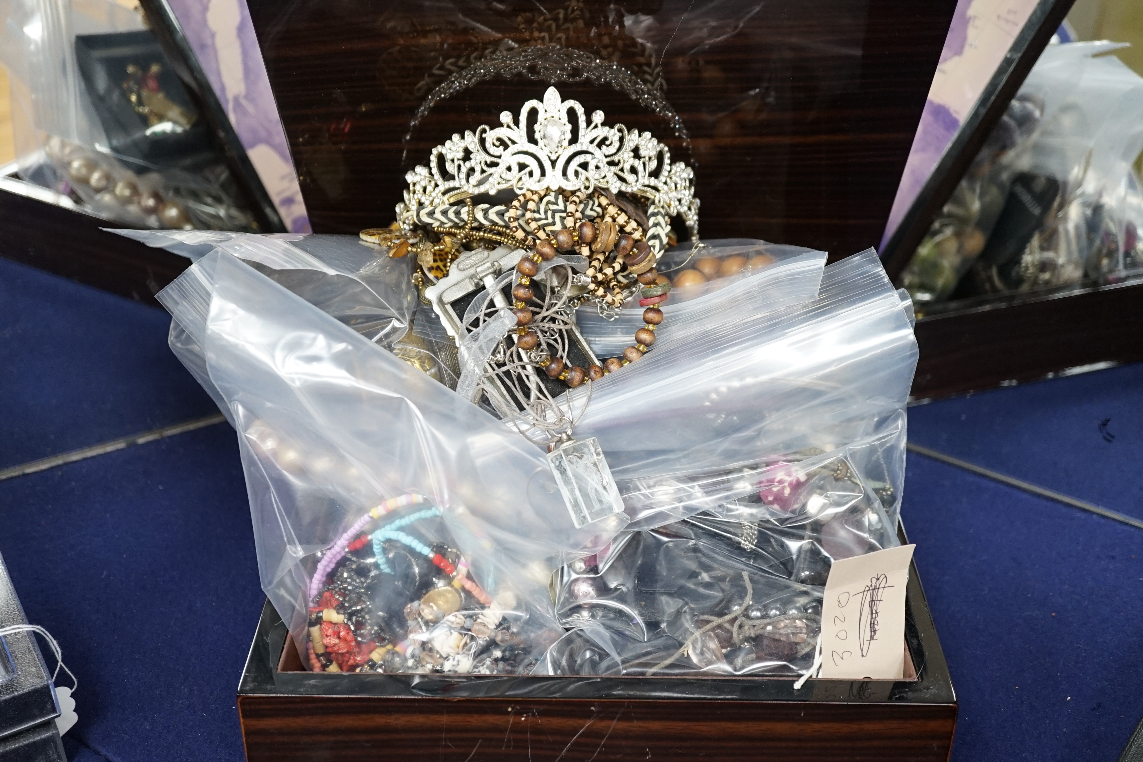 A quantity of assorted costume jewellery. Fair condition.